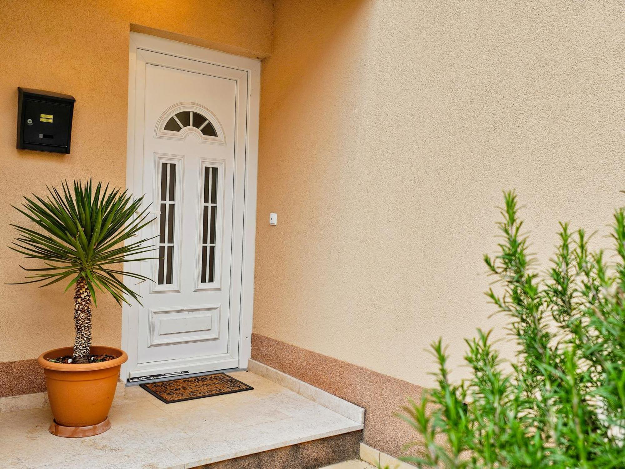 Stela, 2-bedrooms, Sea View And Parking Makarská